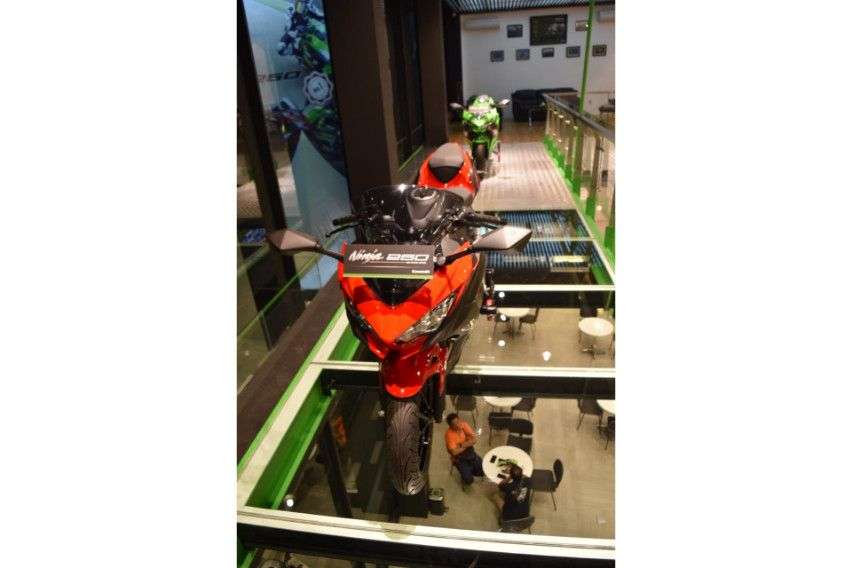 Ada ruangan untuk memajang motor Kawasaki.