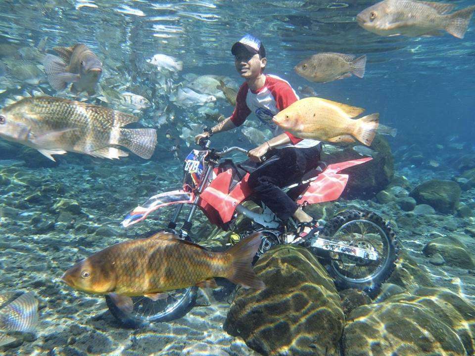 Seorang pria berpose di Umbul Ponggok.