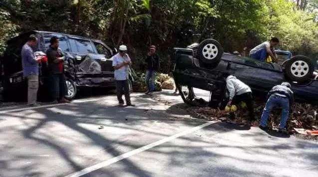 Mobil pikap yang mengangkut puluhan santri mengalami kecelakaan. Mobil pikap yang mengangkut puluhan santri mengalami kecelakaan.