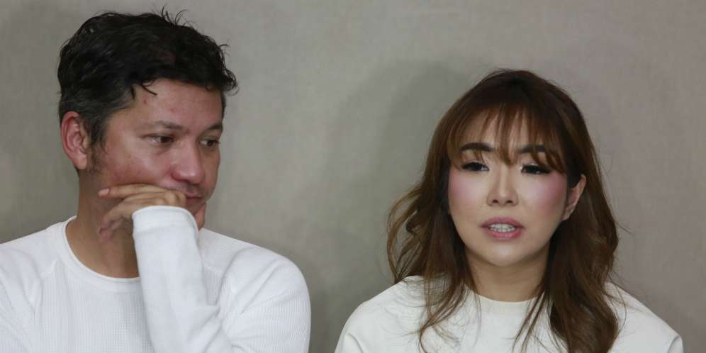 Gading Marten dan Gisella Anastasia memberikan keterangan pers bersama