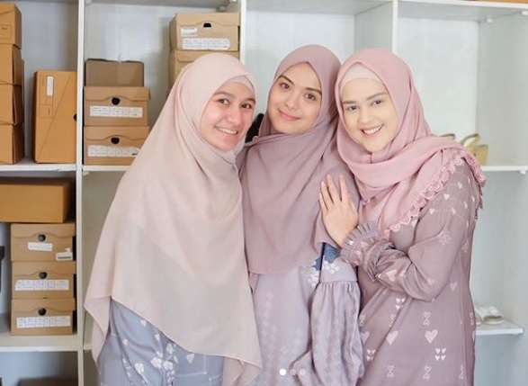 Cut Meyriska Berhijab