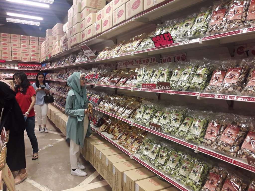 Ada toko-toko tertentu yang menerima transaksi dengan rupiah.