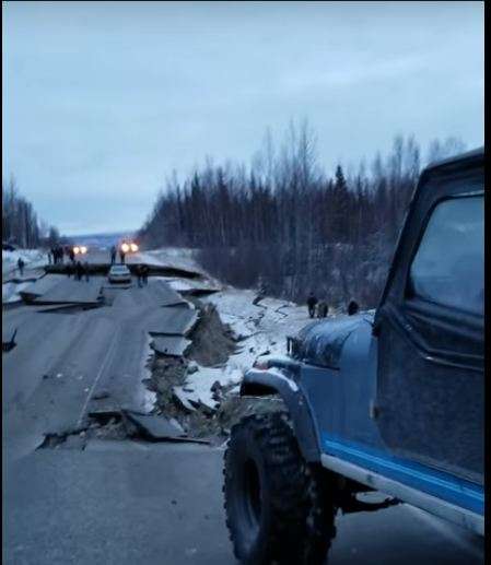 Jeep ini akan melintasi jalan retak akibat gempa. Jeep ini akan melintasi jalan retak akibat gempa.