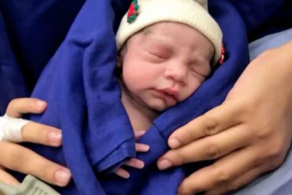 Bayi hasil transplantasi rahim