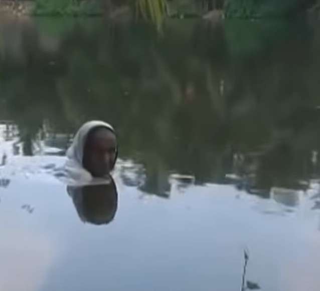 Nenek Pataruni sedang berendam untuk mengatasi penyakit anehnya.
