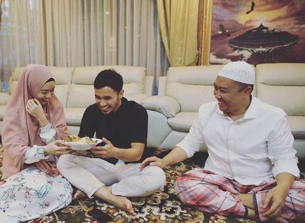 Lindswell Kwok dan suaminya Achmad Hulaefi.