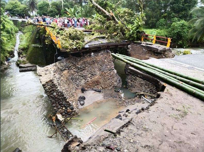Jembatan yang menghubungkan Padang ke Bukittinggi, putus dihantam banjir (2)