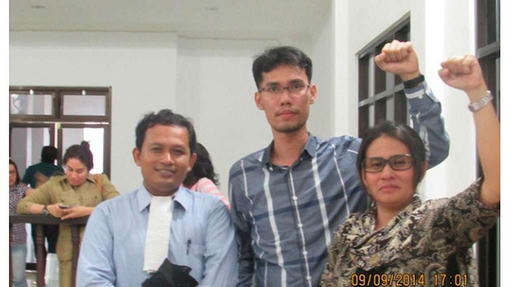 Eva Bande (paling kanan) memperjuangkan hak tanah adat petani di Sulawesi Utara Eva Bande (paling kanan) memperjuangkan hak tanah adat petani di Sulawesi Utara