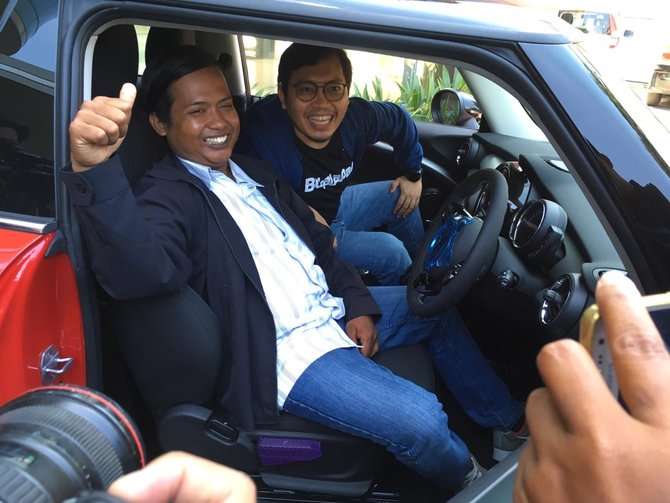 Dedi Heriyadi dan CEO Bukalapak, Achmad Zaky, tersenyum.