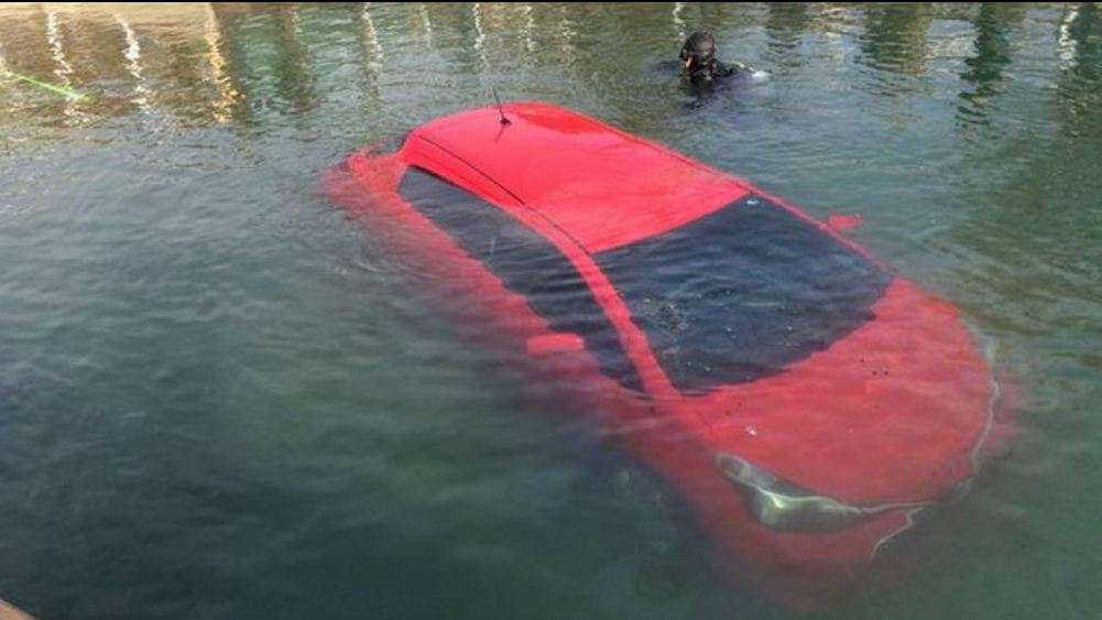 Toyota Yaris masuk danau. Toyota Yaris masuk danau.