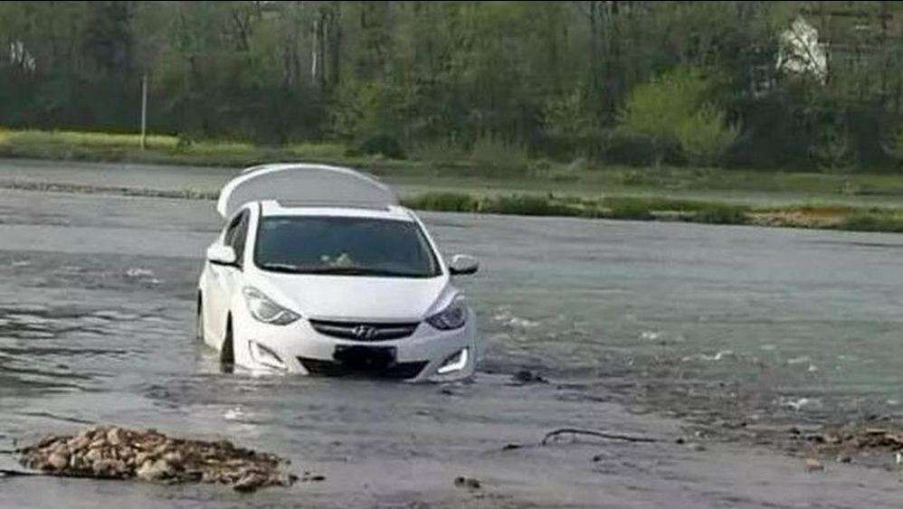 Mobil hatchback nyasar ke sungai. Mobil hatchback nyasar ke sungai.
