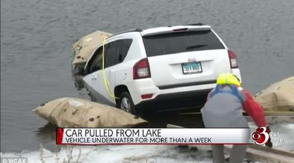 Jeep Compass masuk danau. Jeep Compass masuk danau.