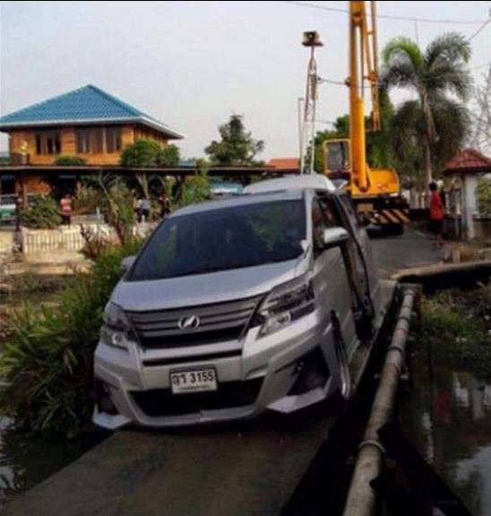 Toyota Alpard lewati jembatan kecil. Toyota Alpard lewati jembatan kecil.