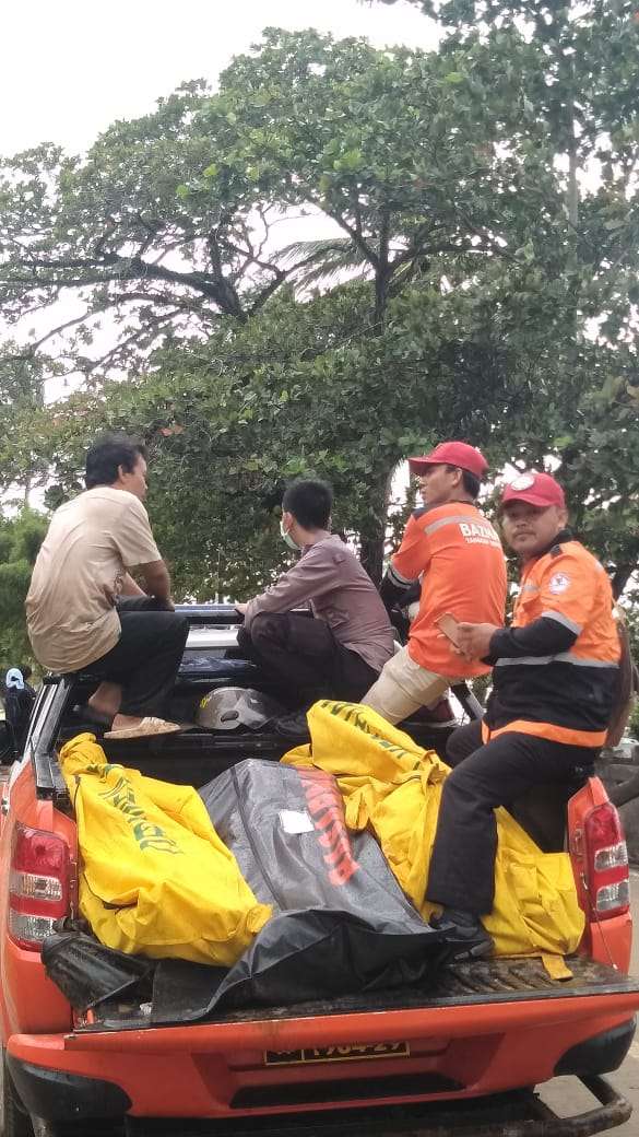 Tim tanggap darurat Baznas sedang mengevakuasi korban meninggal