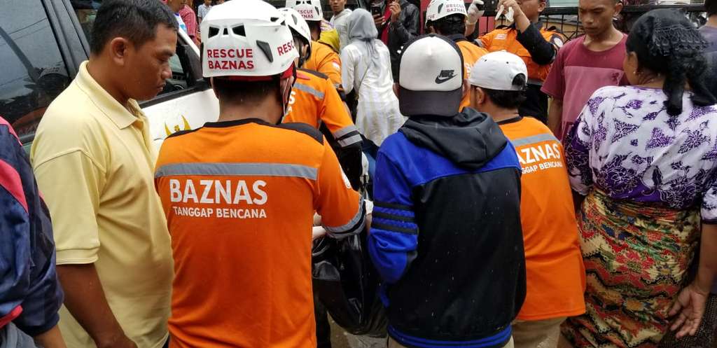 proses evakuasi korban tsunami Selat Sunda