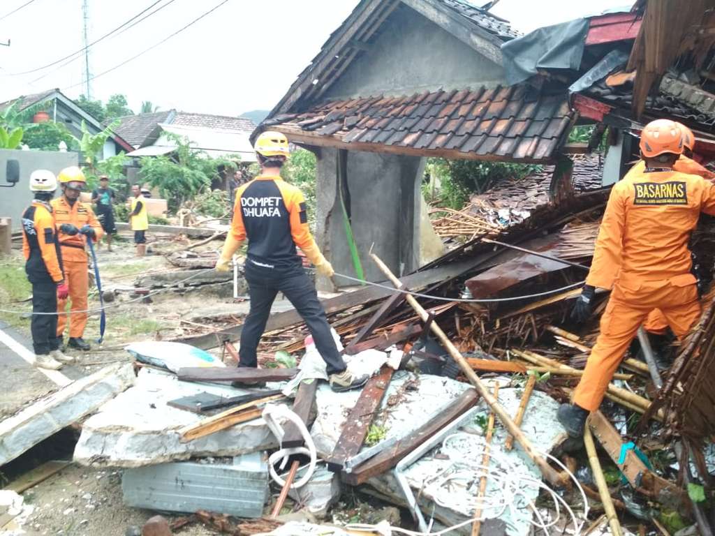 proses evakuasi korban tsunami Selat Sunda