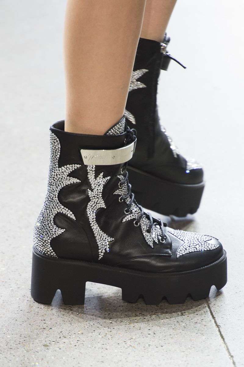 Sepatu Boots