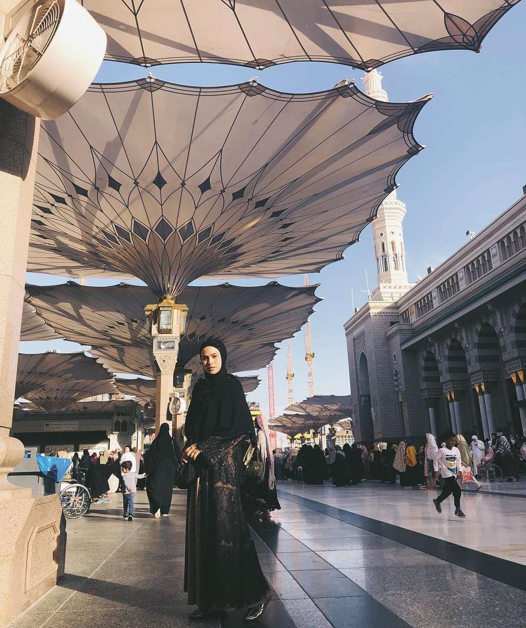 Busana Umroh Maudy Ayunda