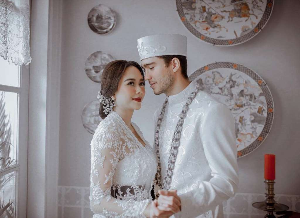 Pernikahan Aura Kasih