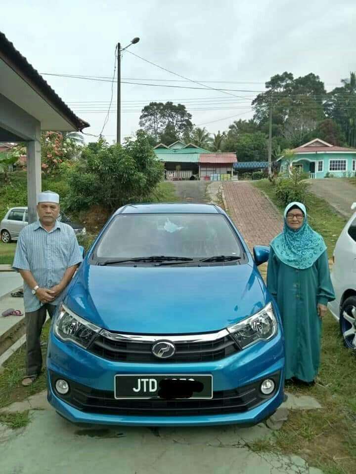 Pria berpeci putih ini terharu ketika mendapatkan mobil dari sang anak.