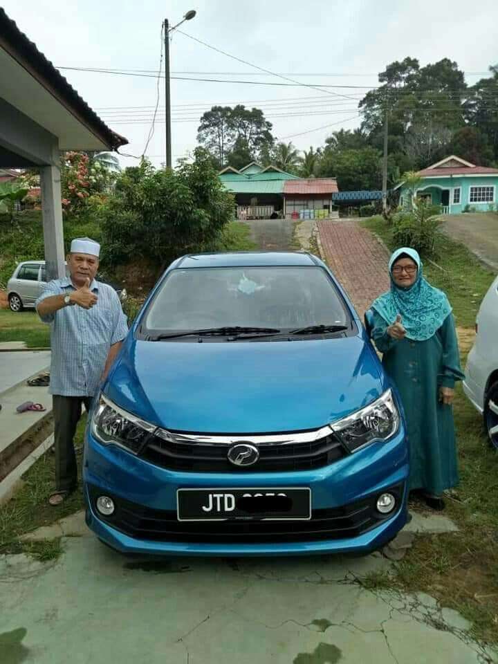 Ekspresi bahagia pria berpeci dan istrinya ketika mendapatkan hadiah dari anak mereka.