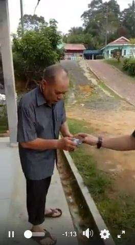 Pria ini terkejut ketika mendapatkan kunci mobil dari anaknya.