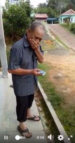 Tangisnya jatuh ketika tahu mobil itu untuknya.