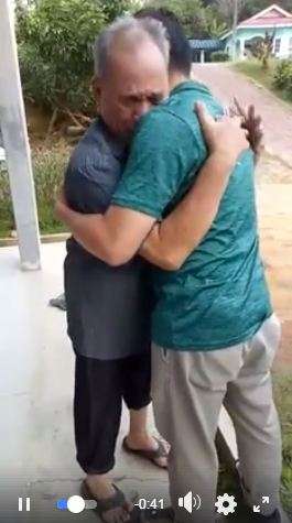 Pria dan anaknya berpelukan.