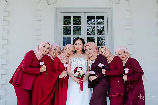 Gadis berjilbab jadi pagar ayu pernikahan di gereja