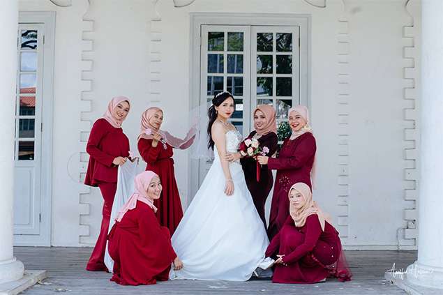 Gadis berjilbab jadi pagar ayu pernikahan di gereja