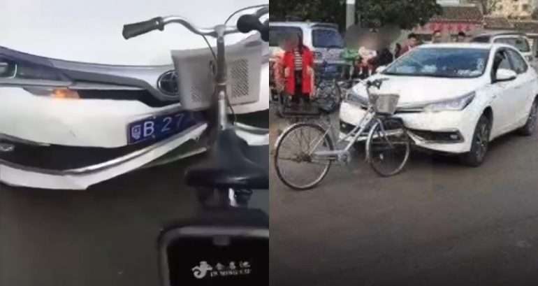 Bumper mobil penyok karena ditabrak sepeda.