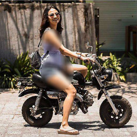 Vanessa Angel di atas Honda Monkey.