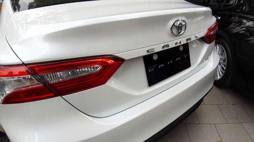 Sedan mewah Toyota ini ada tiga varian warna.