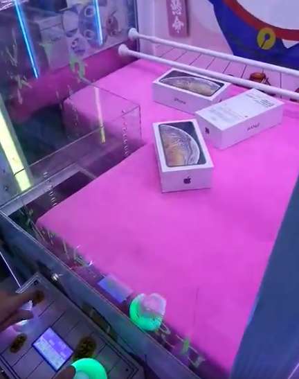 Mesin capit berisi hadiah iPhone X