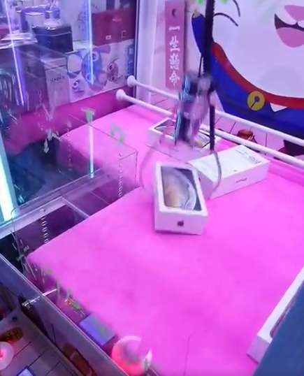 Mesin capit berisi hadiah iPhone X