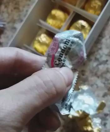 Bola cokelat itu ternyata berisi kondom
