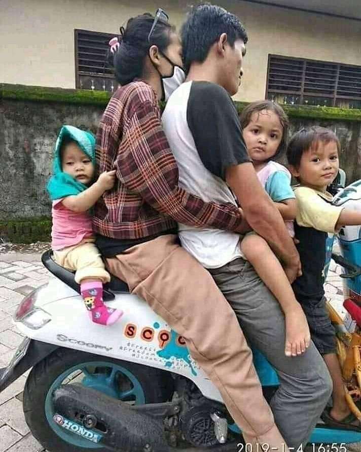 Sekeluarga Naik Motor Sekeluarga Naik Motor