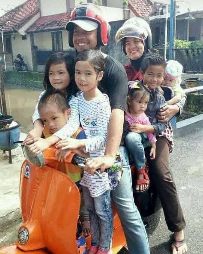Sekeluarga Naik Motor Sekeluarga Naik Motor