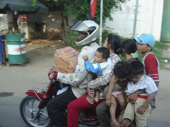 Sekeluarga Naik Motor Sekeluarga Naik Motor