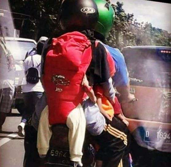 Sekeluarga Naik Motor Sekeluarga Naik Motor