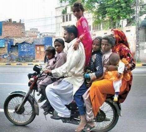 Sekeluarga Naik Motor Sekeluarga Naik Motor