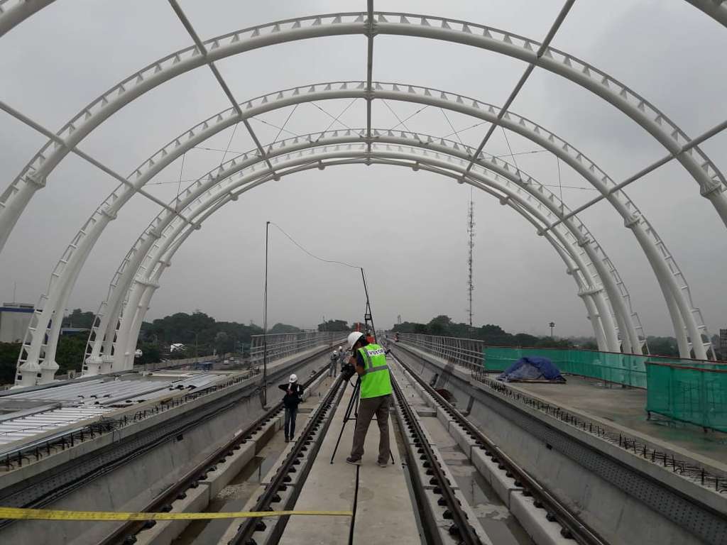 Pembangunan proyek LRT di Stasiun Taman Mini Indonesia Indah (TMII).