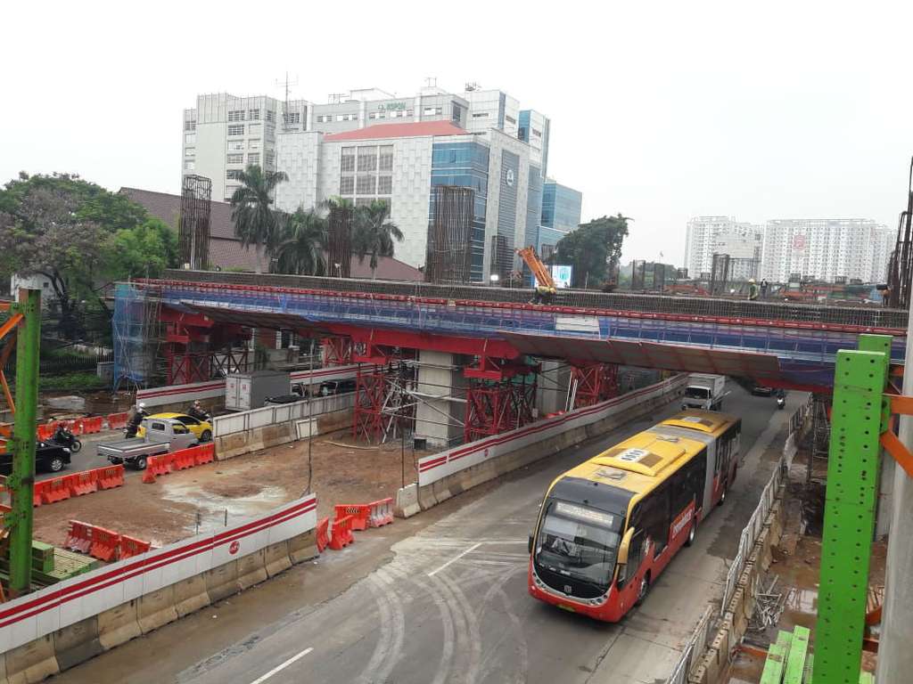 Progres pembangunan LRT Jabodebek sudah mencapai 56 persen.