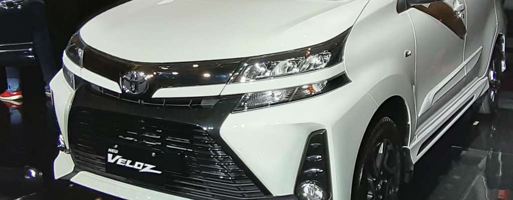 Bagian headlamp lebih sipit.