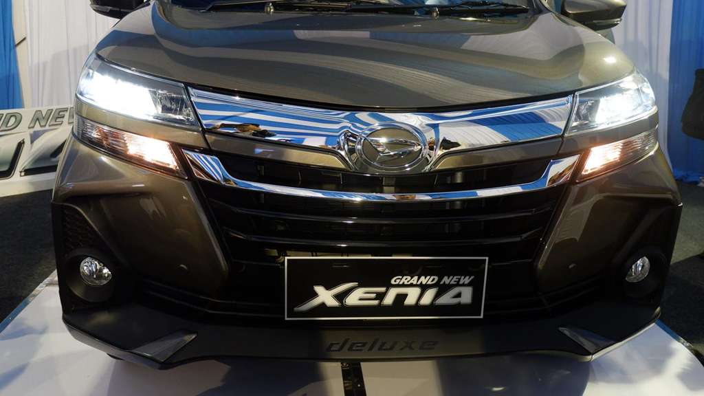 Bagian depan Grand New Xenia menggunakan LED headlamp.
