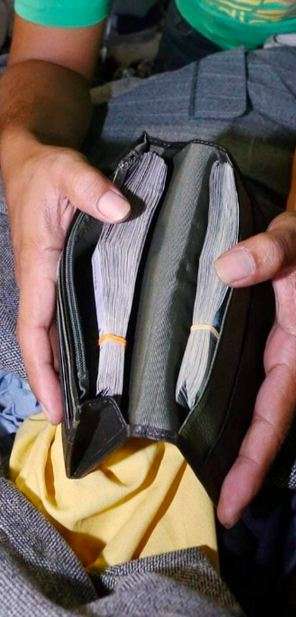 Dompet itu berisi segepok uang yen Jepang. Dompet itu berisi segepok uang yen Jepang.