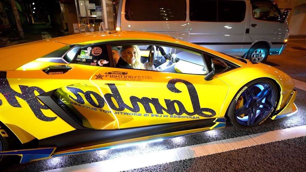 Lamborghini ini dihias dengan puluhan ribu kristal swarovski.