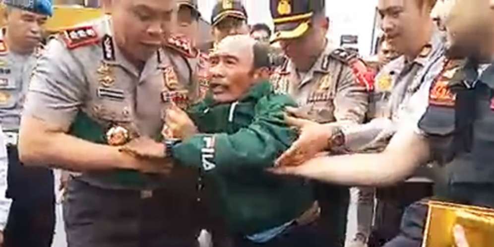 Pria mengaku Tuhan Pria mengaku Tuhan