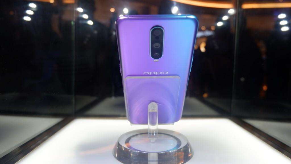 Oppo memperkuat fitur night mode untuk mempermudah pengambilan foto pada malam hari.