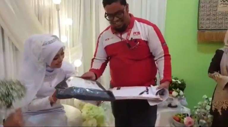 Lalu, pengantar paket menyerahkan parsel.